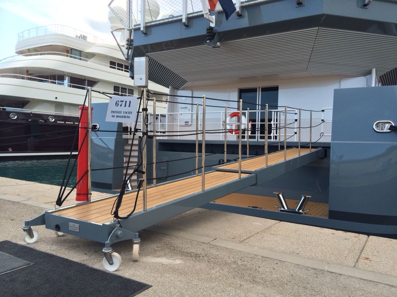 motor yacht passerelle